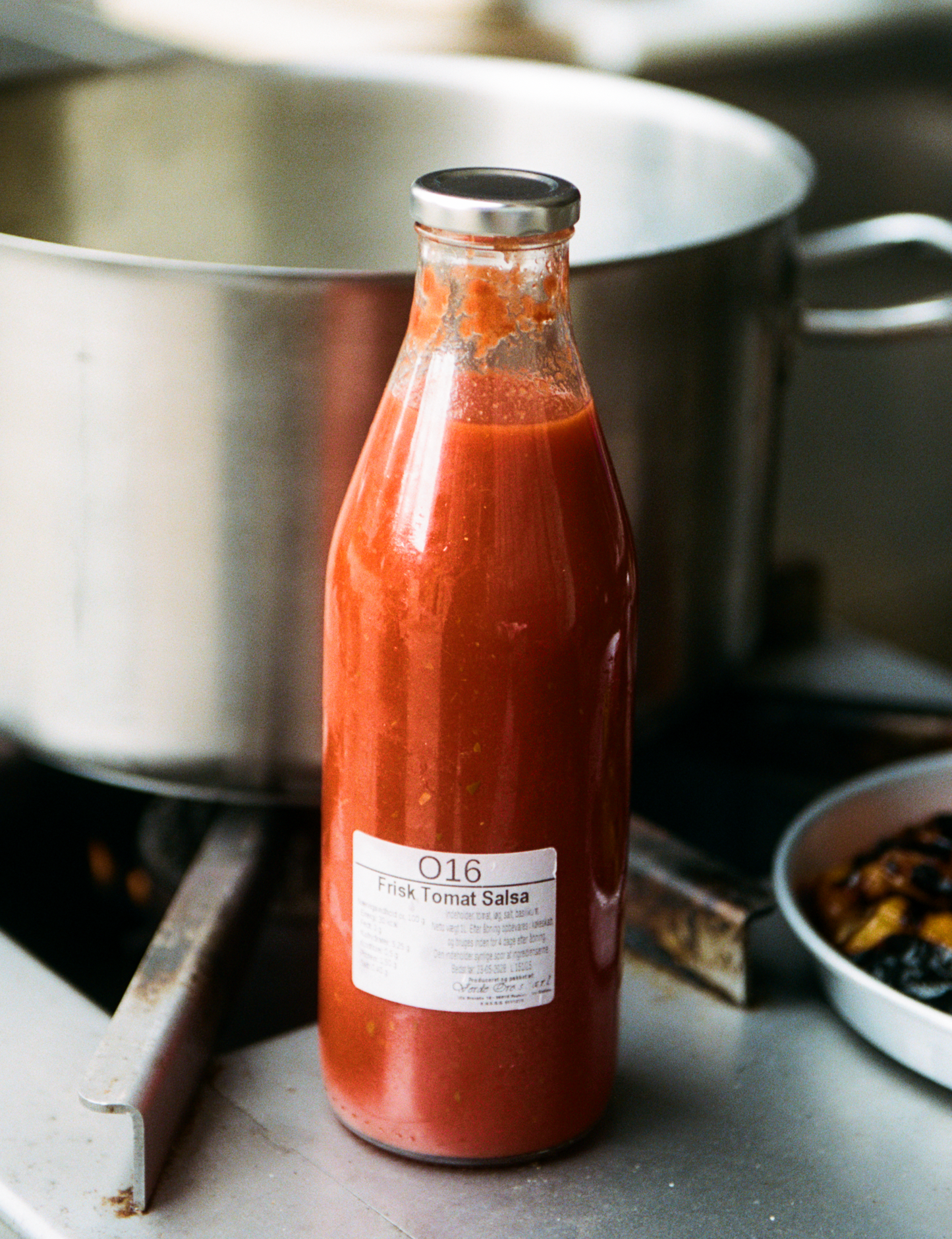 O16 tomatsauce i madlavningssituation — lifestyle shot