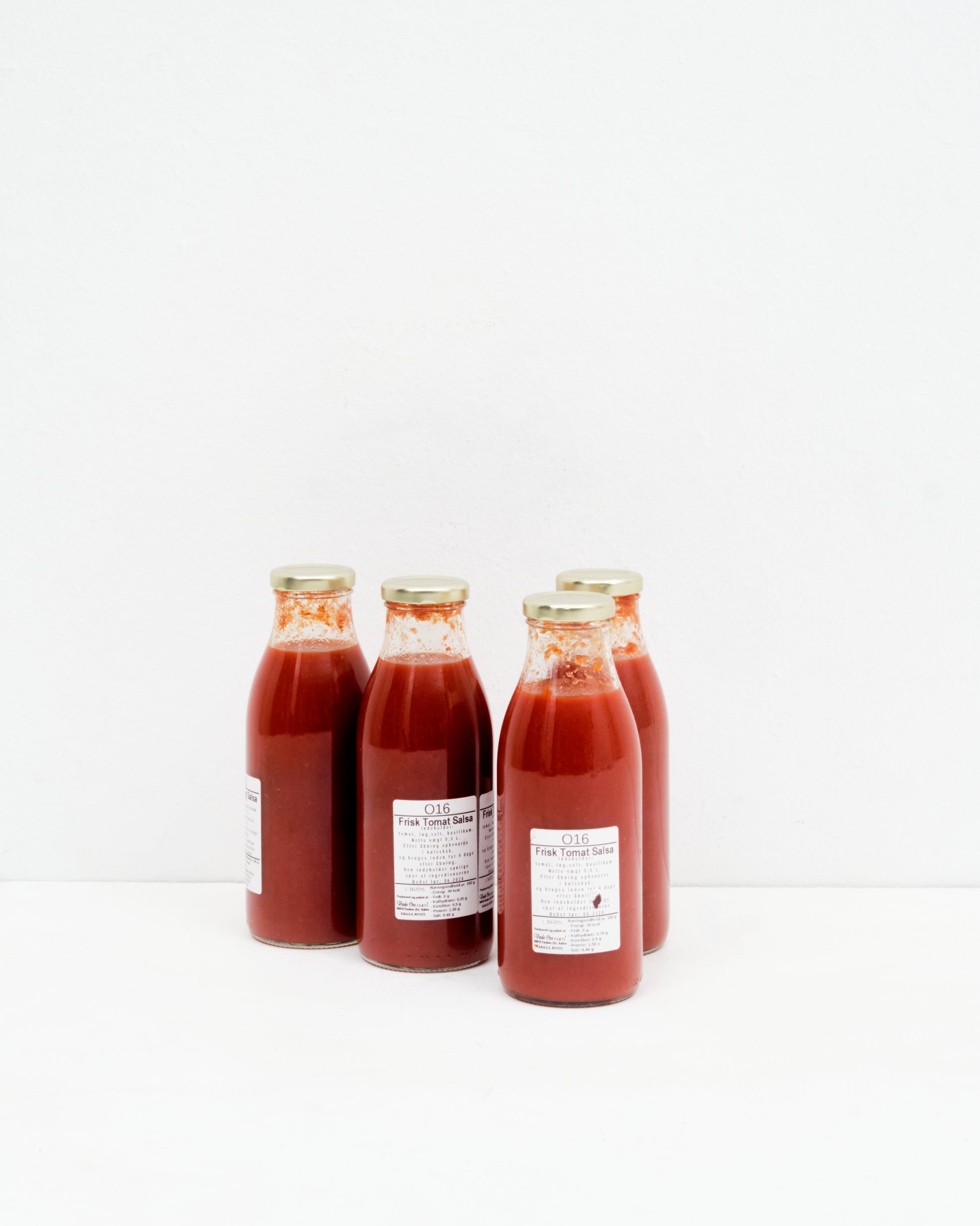 Osteria 16 tomatsauce — nærbillede af etiket og glasflaske