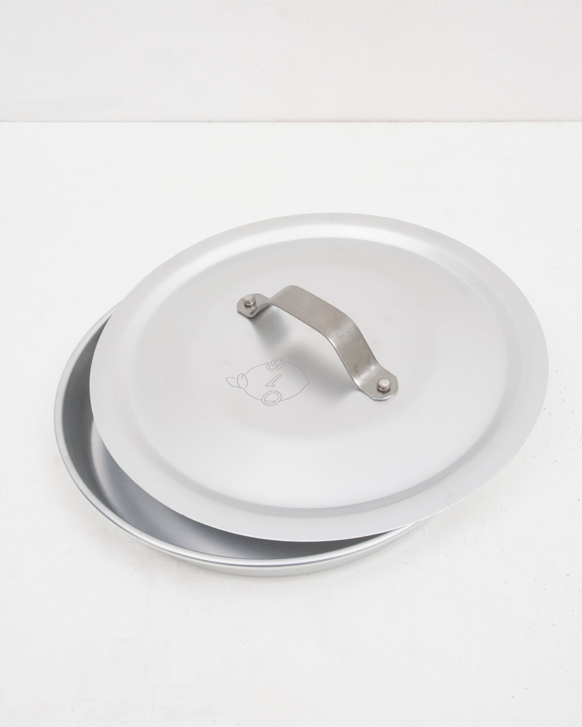 O16 Tortiera 24 cm rund tærte- og kageform i aluminium med låg — vinklet studieoptagelse på hvid | Osteria 16 Tortiera 24 cm round aluminium tart and cake pan with lid — angled studio shot on white