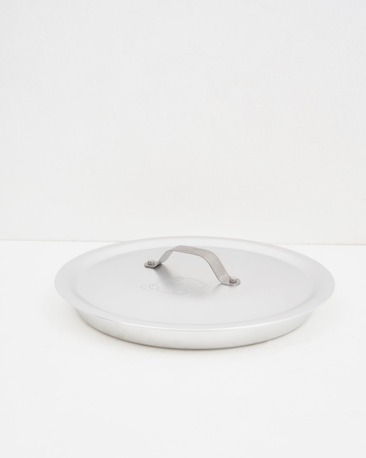 O16 Tortiera 28 cm rund tærte- og kageform i aluminium med låg og strophåndtag — studieoptagelse på hvid | Osteria 16 Tortiera 28 cm round aluminium tart and cake pan with lid — studio shot on white