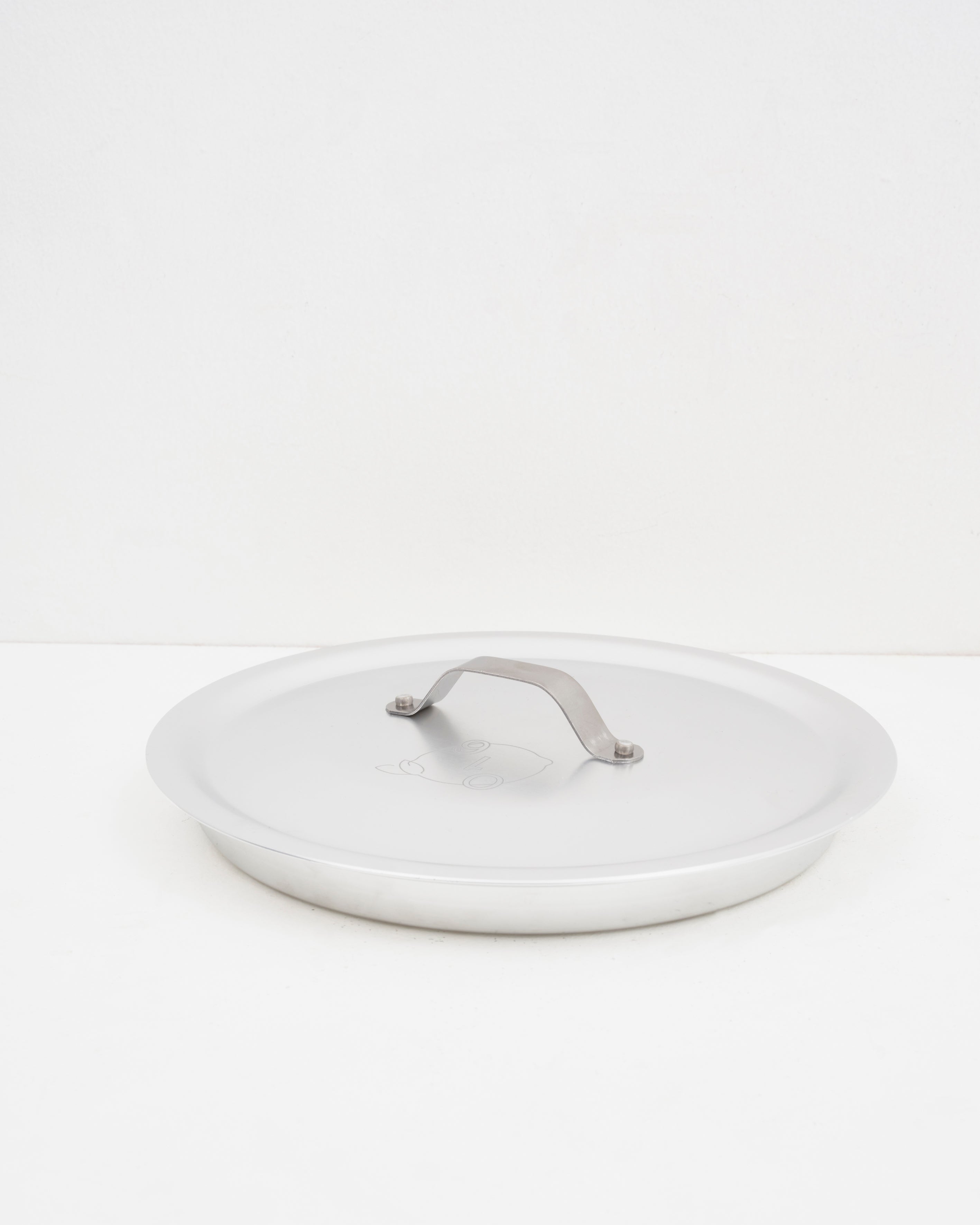 Studio: O16 Tortiera 28 cm rund tærte- og kageform i aluminium med låg og strophåndtag — studieoptagelse på hvid | Osteria 16 Tortiera 28 cm round aluminium tart and cake pan with lid — studio shot on white