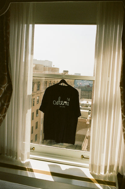 Osteria 16 sort T-shirt — nærbillede af logo og stof