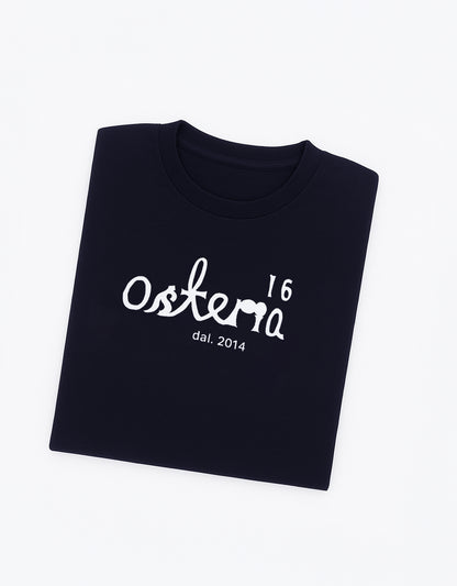 O16 T-shirt sort — detalje af pasform og fit