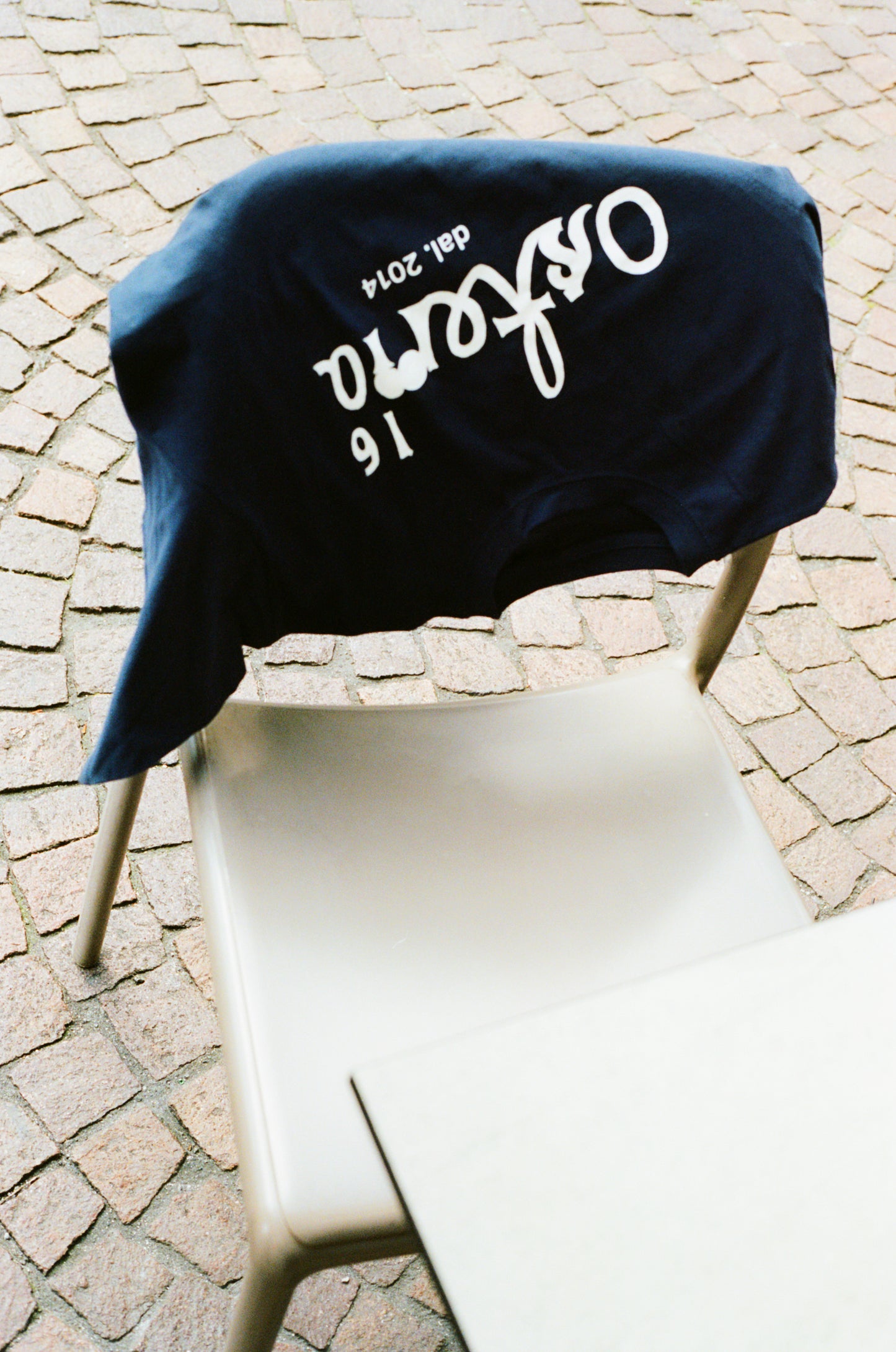 O16 sort T-shirt — lifestyle shot med model