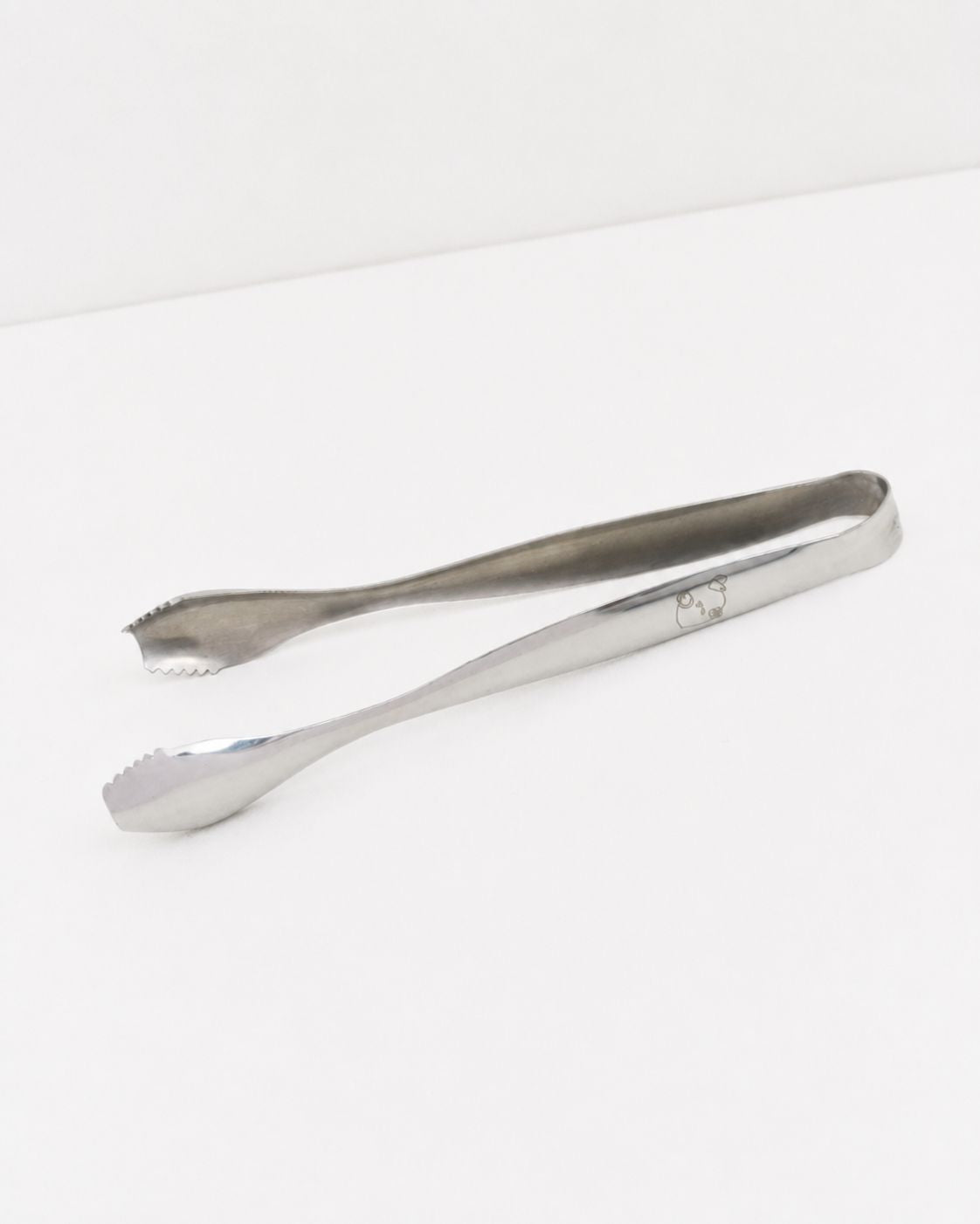 Studio: To O16 æggebægre i poleret rustfrit stål, studiefoto på hvid baggrund | Two O16 stainless-steel egg cups, studio shot on a white background