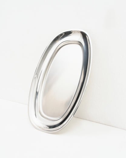 O16 Vassoio 5 XL ovalt serveringsfad — nærbillede af overflade og logo