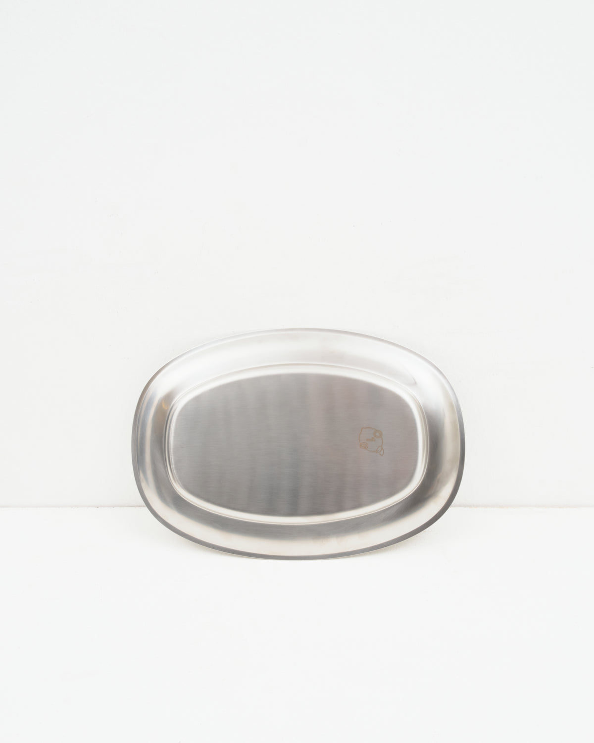 O16 Vassoio 5 ovalt serveringsfad i børstet rustfrit stål med indgraveret logo — detalje set ovenfra, Osteria 16 | O16 Vassoio 5 oval serving platter in brushed stainless steel with engraved logo — top-down detail, Osteria 16