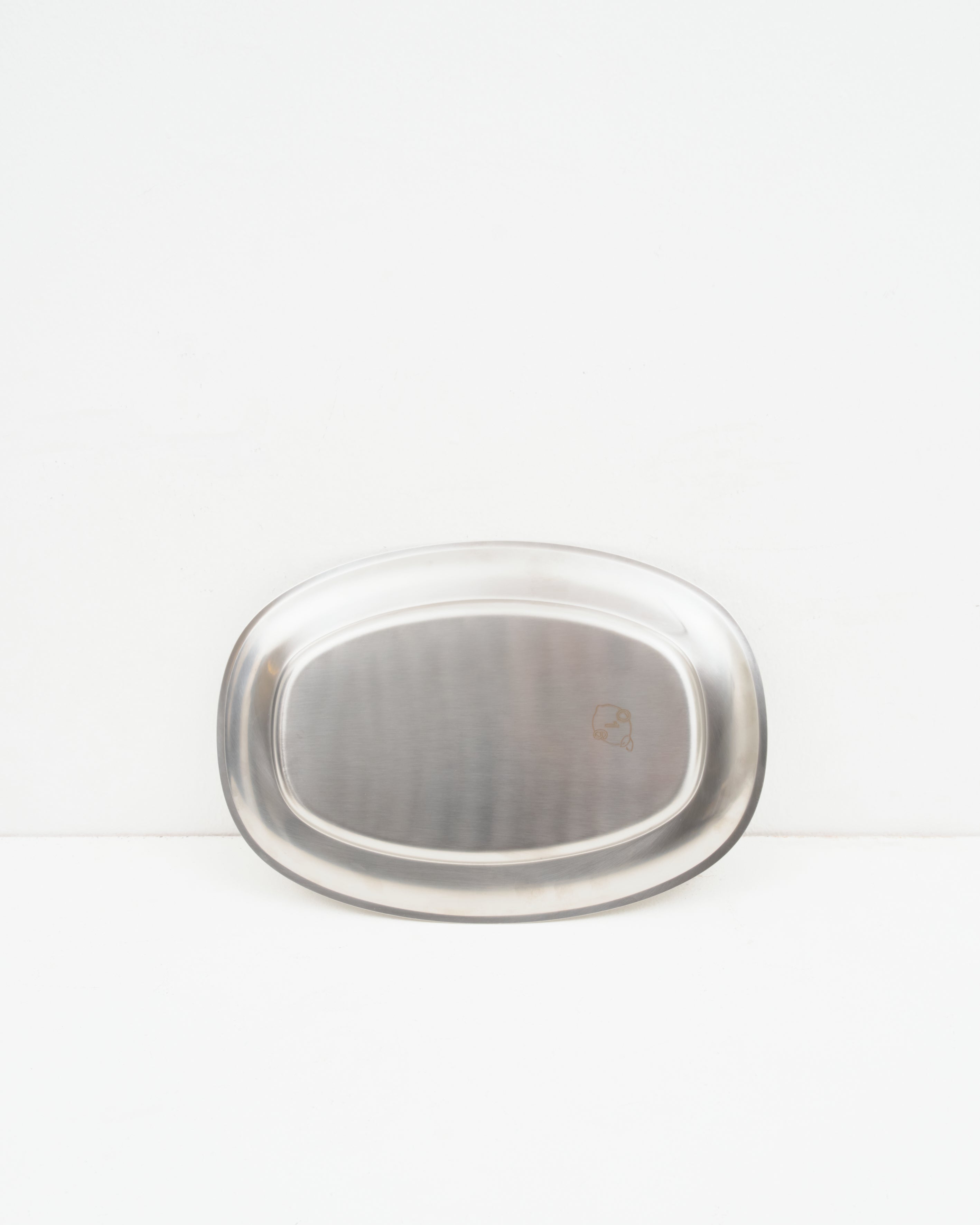 Studio: O16 Vassoio 5 ovalt serveringsfad i børstet rustfrit stål med indgraveret logo — detalje set ovenfra, Osteria 16 | O16 Vassoio 5 oval serving platter in brushed stainless steel with engraved logo — top-down detail, Osteria 16