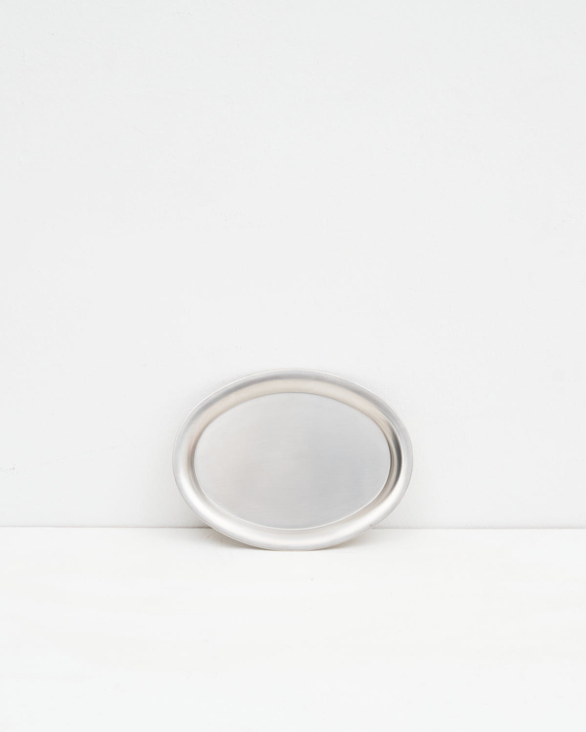O16 Osteria 16 Vassoio 1 lille ovalt serveringsfad i børstet rustfrit stål, set forfra på hvid baggrund, primært billede | O16 Osteria 16 Vassoio 1 small oval serving tray in brushed stainless steel, front view on a white background, hero shot