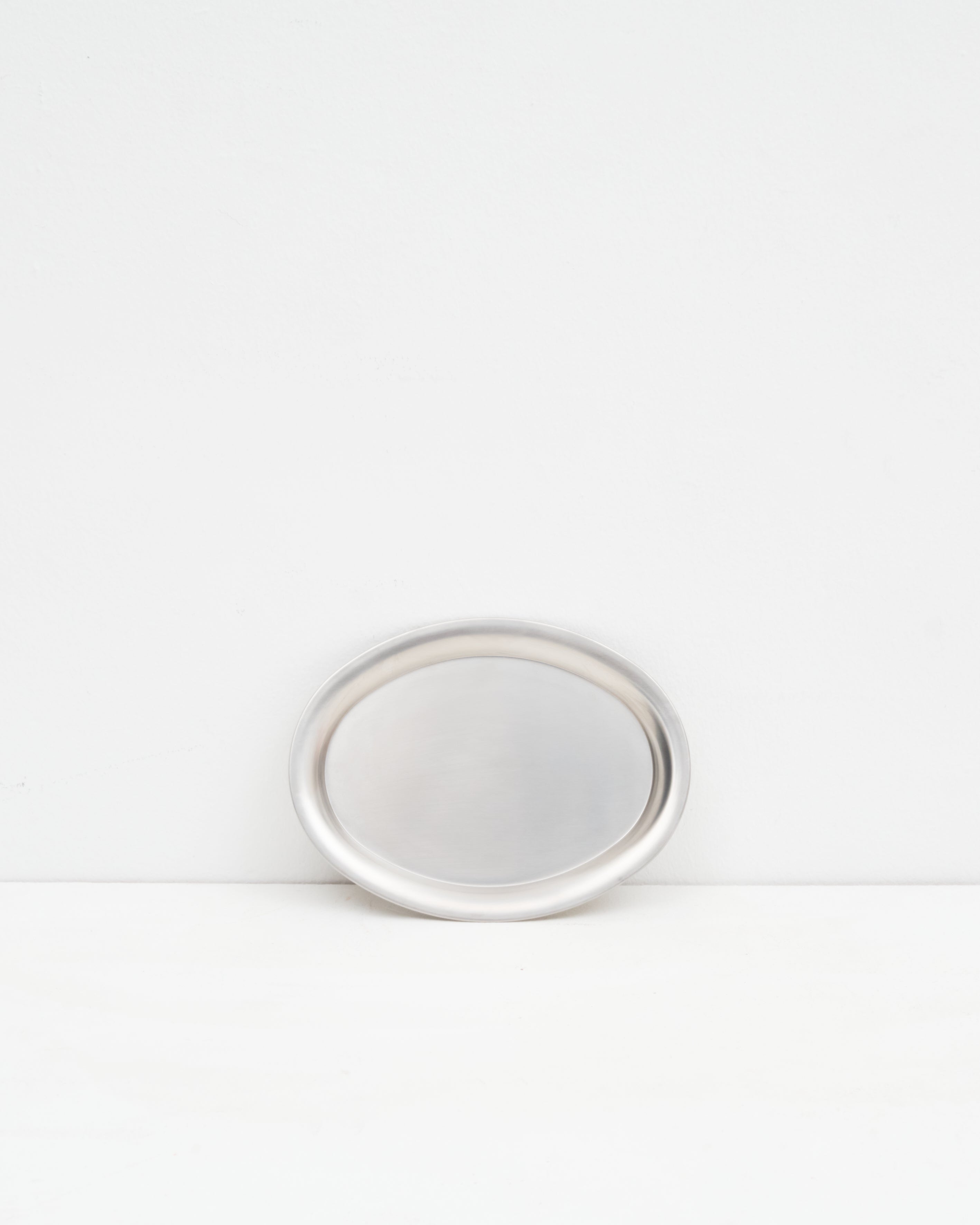 Studio: O16 Osteria 16 Vassoio 1 lille ovalt serveringsfad i børstet rustfrit stål, set forfra på hvid baggrund, primært billede | O16 Osteria 16 Vassoio 1 small oval serving tray in brushed stainless steel, front view on a white background, hero shot