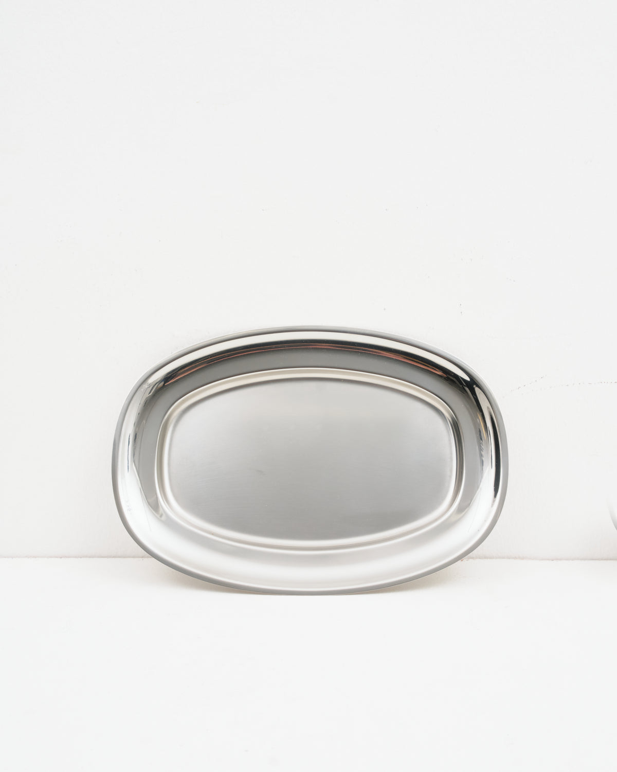 O16 Vassoio 5 stort ovalt serveringsfad i blankpoleret rustfrit stål fra Osteria 16 — primært produktbillede på hvid | O16 Vassoio 5 large oval serving platter in mirror-polished stainless steel by Osteria 16 — primary product shot on white