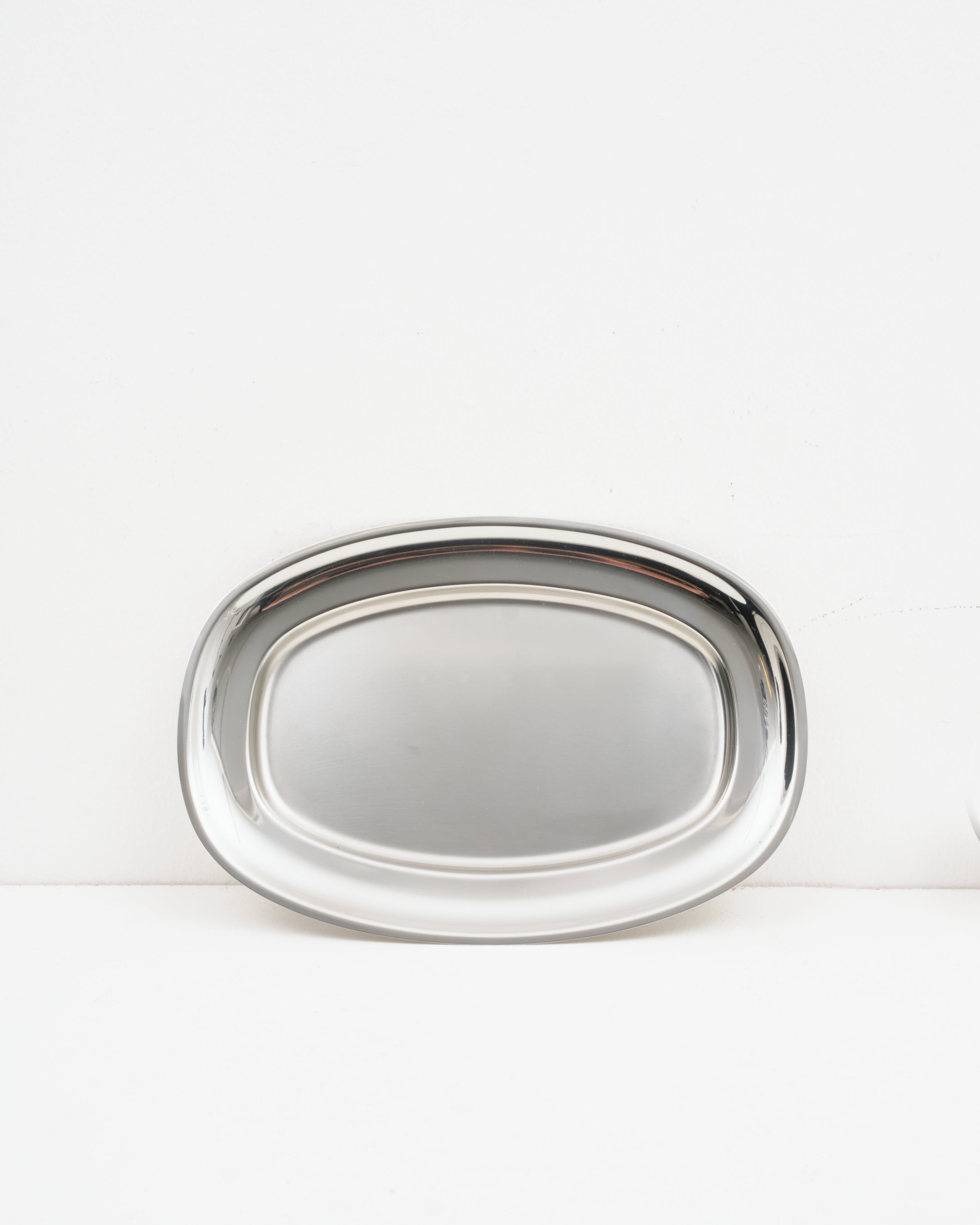 Studio: O16 Vassoio 5 stort ovalt serveringsfad i blankpoleret rustfrit stål fra Osteria 16 — primært produktbillede på hvid | O16 Vassoio 5 large oval serving platter in mirror-polished stainless steel by Osteria 16 — primary product shot on white