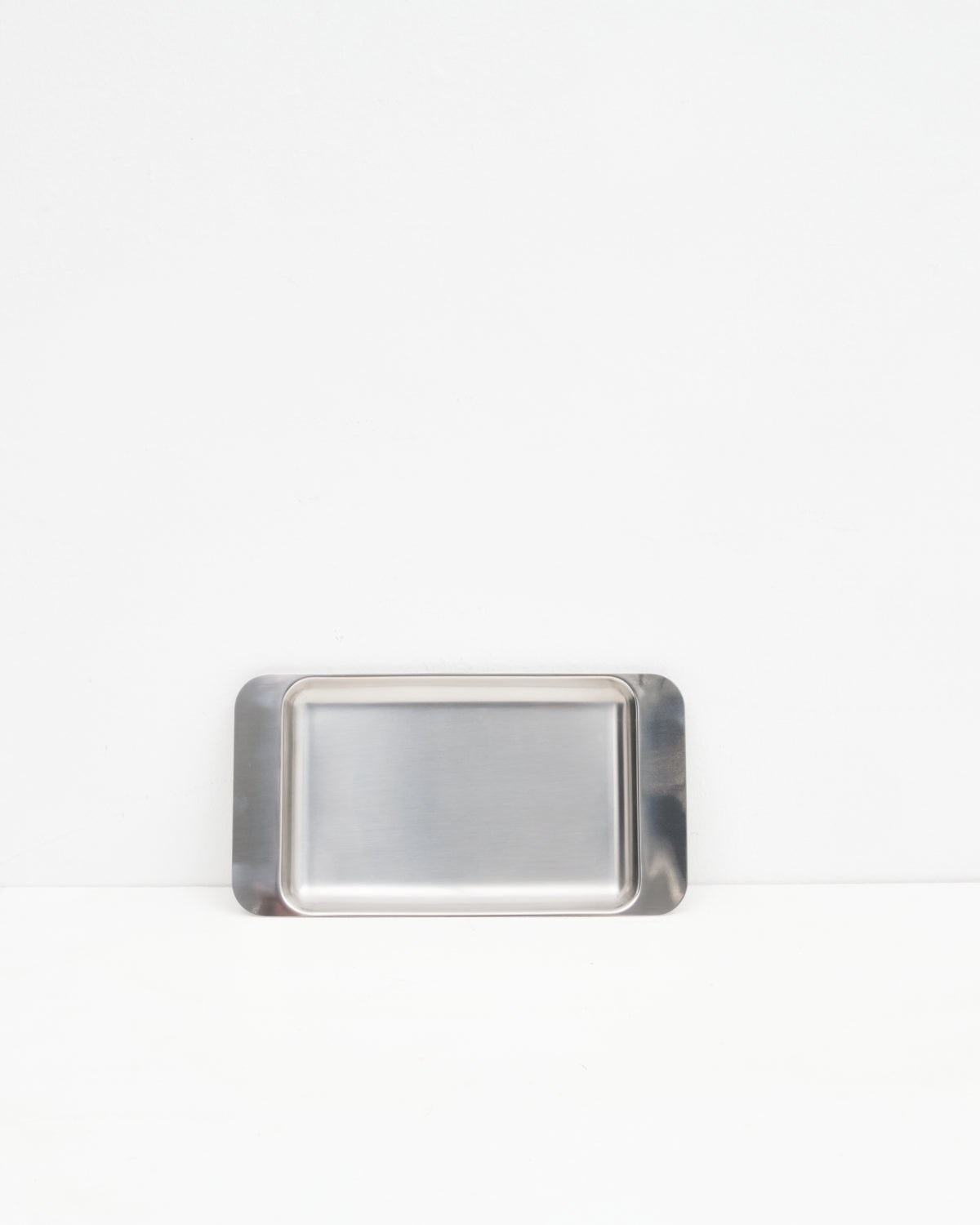 O16 Osteria 16 Vassoio 4 stort rektangulært serveringsfad i børstet rustfrit stål, set forfra på hvid baggrund, primært billede | O16 Osteria 16 Vassoio 4 large rectangular serving tray in brushed stainless steel, front view on a white background, hero shot