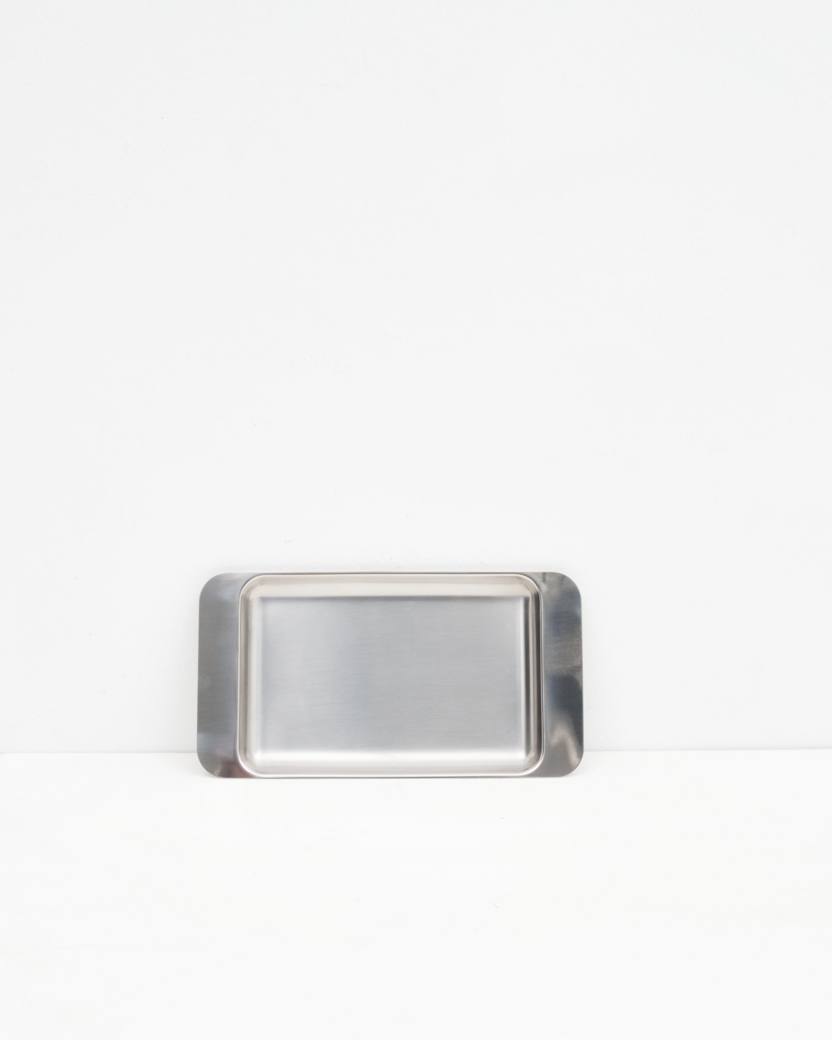 Studio: O16 Osteria 16 Vassoio 4 stort rektangulært serveringsfad i børstet rustfrit stål, set forfra på hvid baggrund, primært billede | O16 Osteria 16 Vassoio 4 large rectangular serving tray in brushed stainless steel, front view on a white background, hero shot