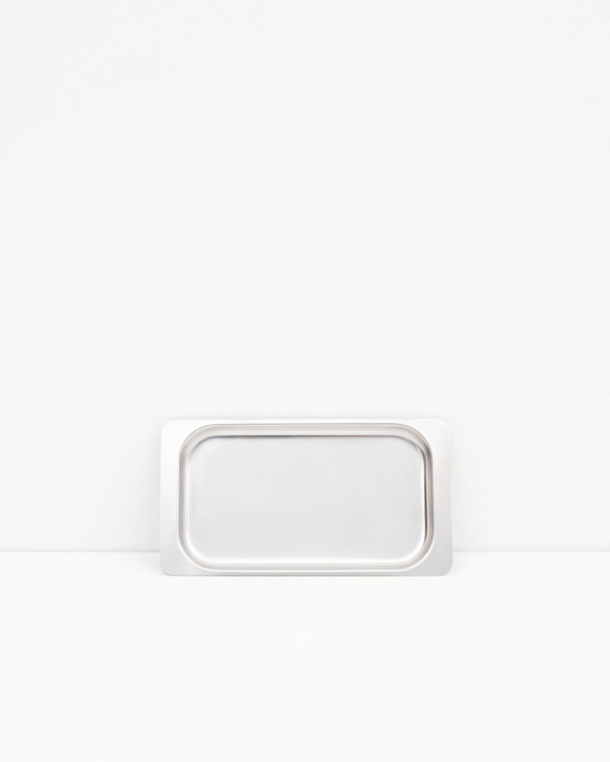 O16 Osteria 16 Vassoio 3 lille rektangulært serveringsfad i børstet rustfrit stål, set forfra på hvid baggrund, primært billede | O16 Osteria 16 Vassoio 3 small rectangular serving tray in brushed stainless steel, front view on a white background, hero shot