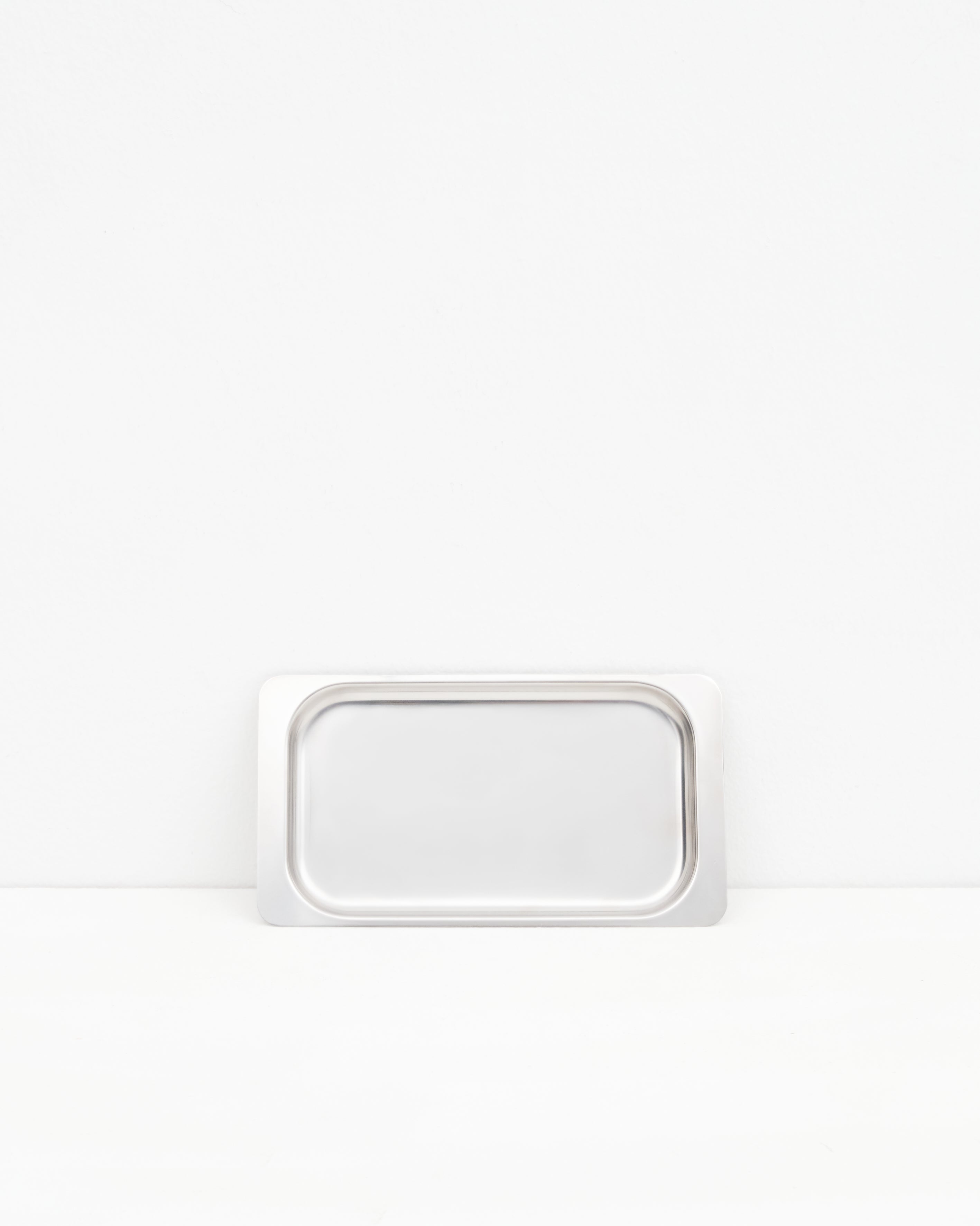 Studio: O16 Osteria 16 Vassoio 3 lille rektangulært serveringsfad i børstet rustfrit stål, set forfra på hvid baggrund, primært billede | O16 Osteria 16 Vassoio 3 small rectangular serving tray in brushed stainless steel, front view on a white background, hero shot