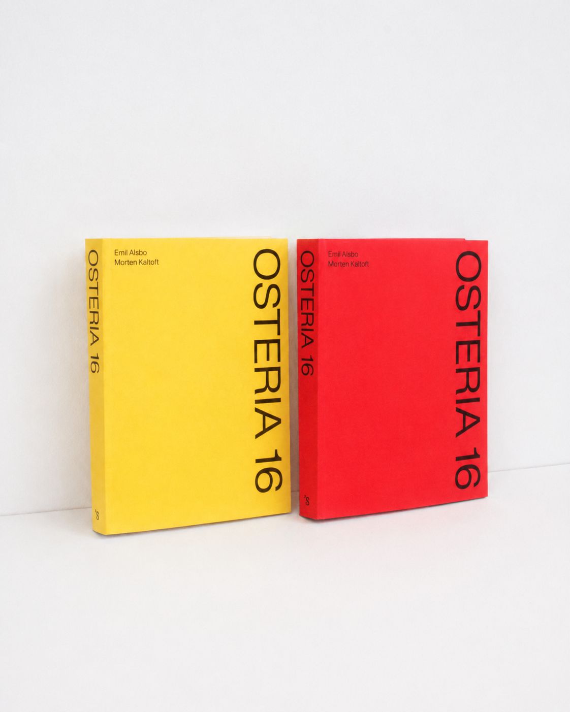 Studio: Osteria 16 kogebøger i gul og rød stående side om side på hvid baggrund — studieoptagelse | Yellow and red Osteria 16 cookbooks standing side by side on white — studio shot