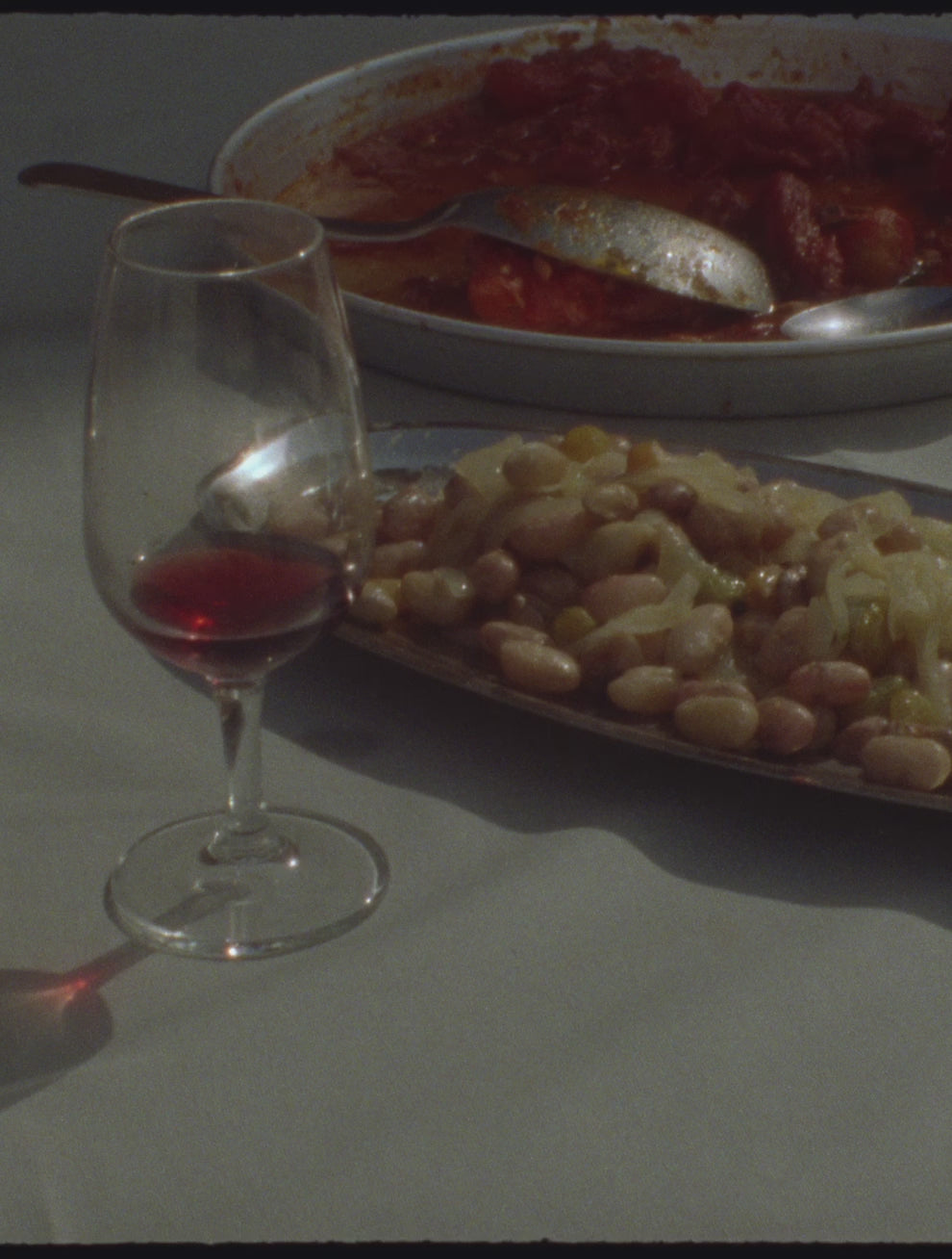 Motion: Videoklip fra Osteria 16 — et blankt aluminiumslåg med graveret O16-logo set ovenfra, med varm refleksion i det rustikke køkken. | Osteria 16 motion clip — a polished aluminium lid engraved with the O16 logo seen from above, warm reflection in a rustic kitchen.