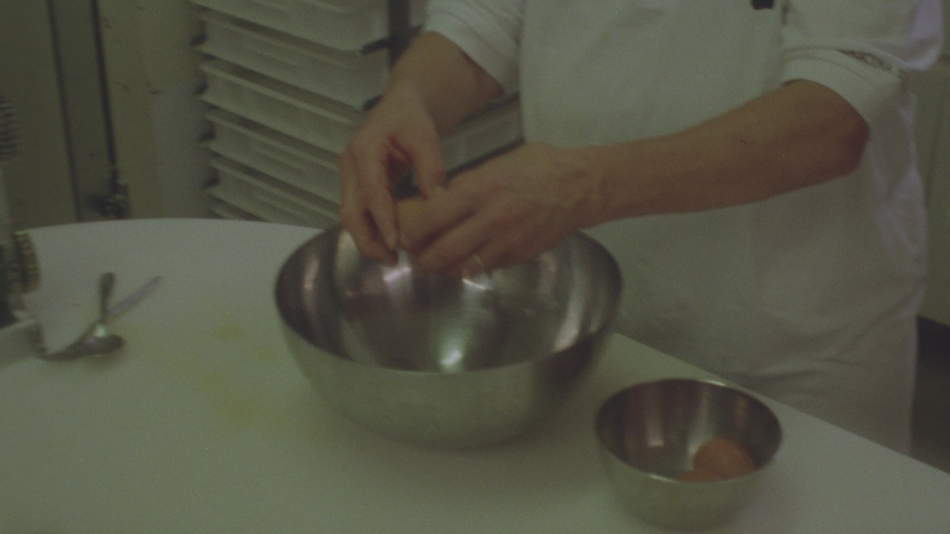 Videoklip fra Osteria 16 — en hånd hælder rød Crodino-aperitif i glas mellem tomme flasker i en stemningsfuld italiensk aperitivo-scene. | Osteria 16 motion clip — a hand pours red Crodino aperitif into glasses among empty bottles in a moody Italian aperitivo scene.