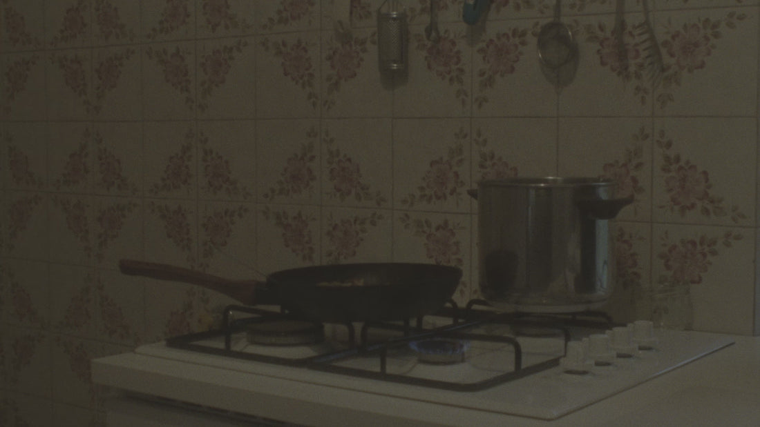 Videoklip fra Osteria 16 — en flad O16-tærteform står på ovnristen i en gammel professionel ovn i varmt, rustikt lys. | Osteria 16 motion clip — a shallow O16 tart pan rests on the wire rack inside an old professional oven in warm, rustic light.